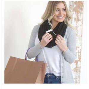 🧣Secret Pocket Scarf - SHOLDIT NWT